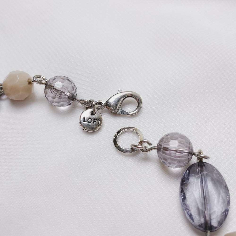 33" Ann Taylor Loft Grey White Neutral Beaded Acrylic Glass Silver Link Necklace - Picture 8 of 12